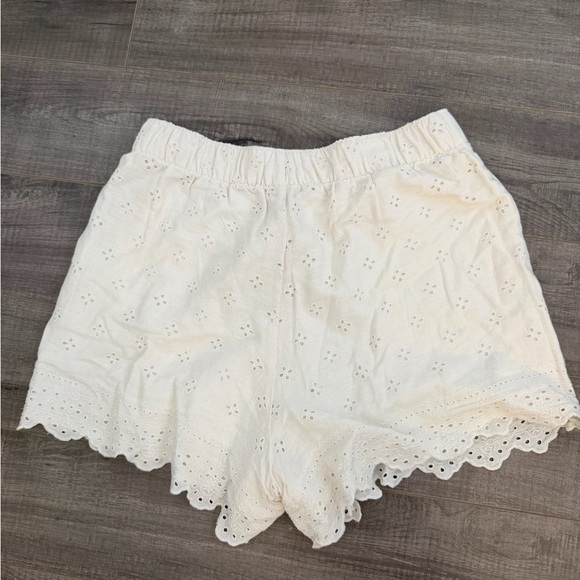 Abercrombie & Fitch Pants - ABERCROMBIE Women's Eyelet Scallop Hem Shorts - White